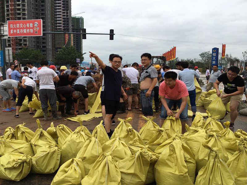 2016年7月20日，集團(tuán)公司組織員工參與“安陽7·19特大洪水”搶險(xiǎn)救災(zāi)工作。